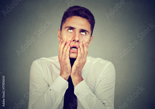 Cuadro en lienzo Desperate business man isolated on gray background