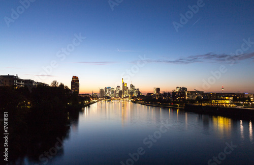 Frankfurt am Main Skyline bei Sonnenuntergang Hessen Deutschland © wsf-f