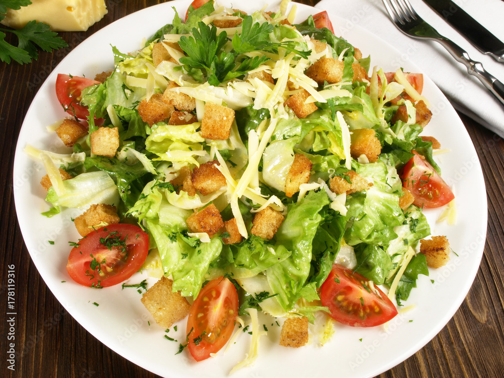 Salat mit Croutons und Tomaten