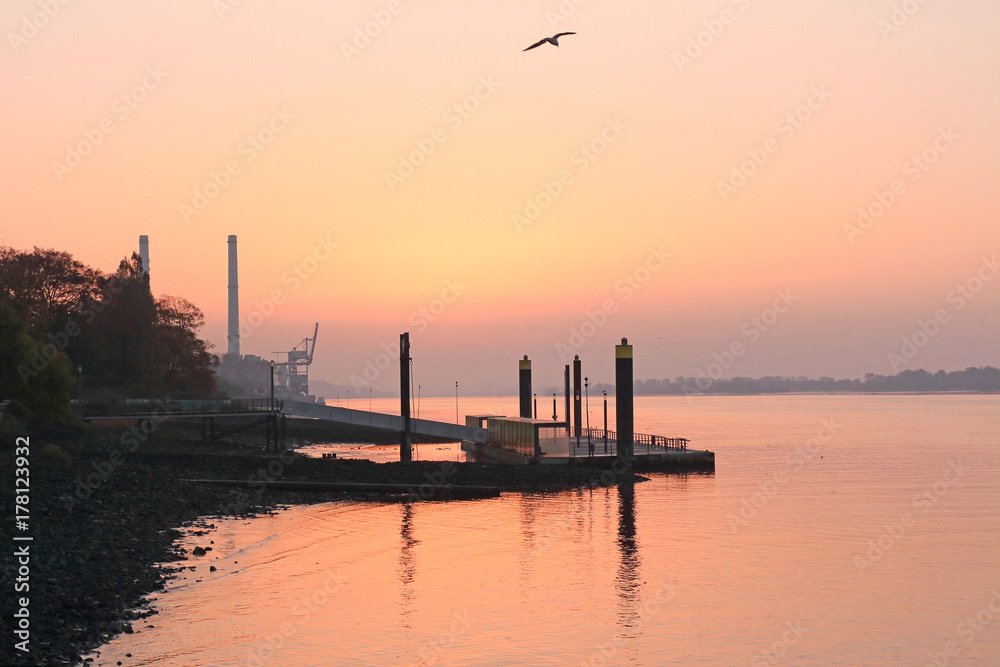 Sonnenaufgang und Morgenrot am Fluss Elbe