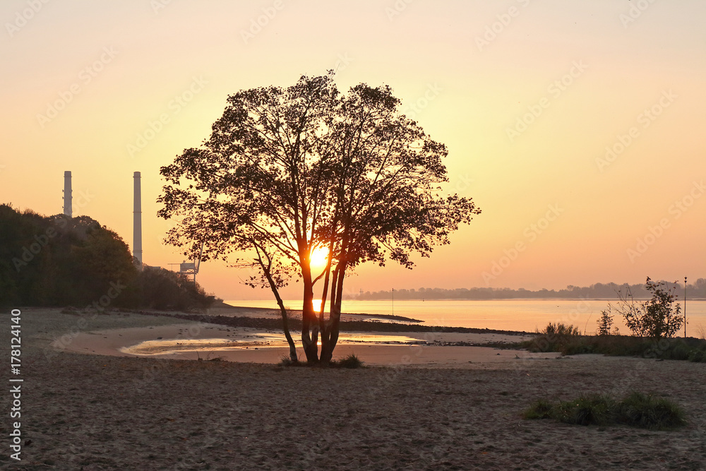 Sonnenaufgang und Morgenrot am Fluss Elbe