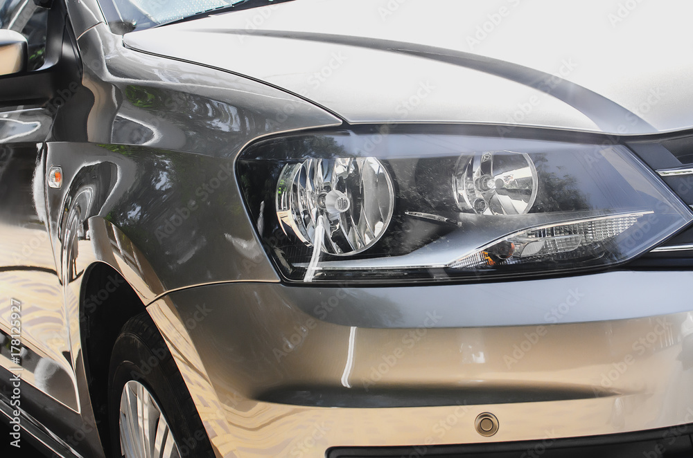 The headlamp of the new clean sports car is of aggressive form with a part of the bonnet and black wheel, bumper and partronik.