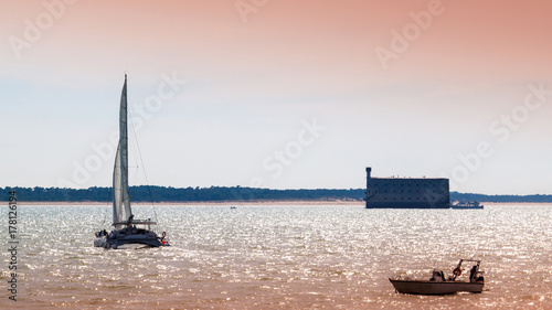 bateaux devant fort Boyard photo