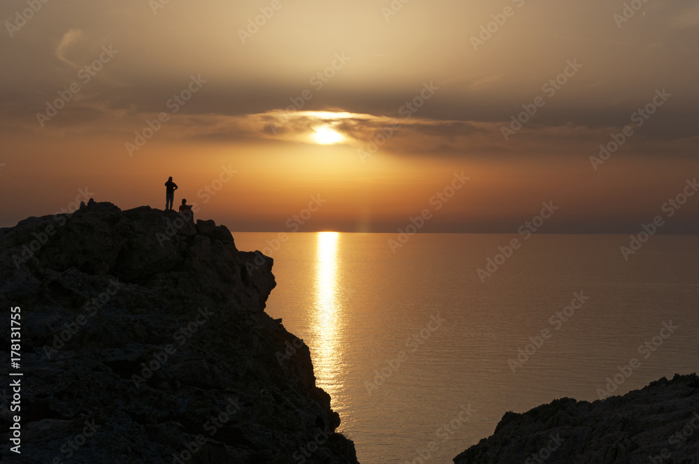 Corsica, 30/08/2017: il tramonto sul Mar Mediterraneo visto dalla scogliera dell'Isola della Pietra, il promontorio disabitato di Isola Rossa, famosa città dell'Alta Corsica