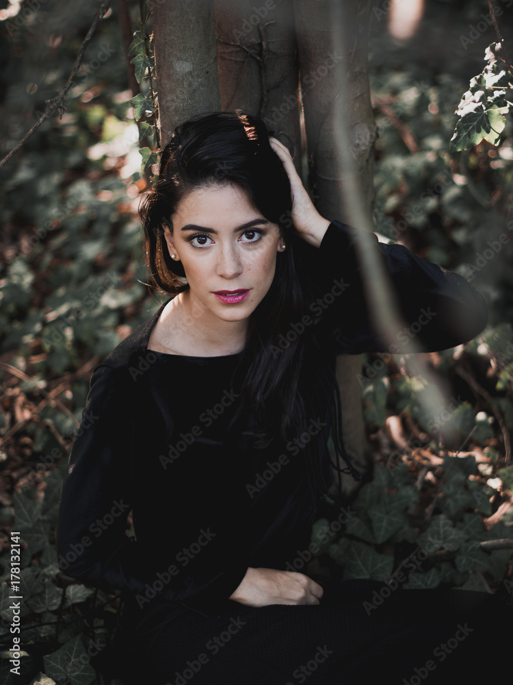 Naklejka premium ragazza nel bosco