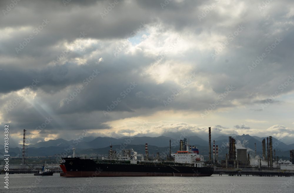 Industriehafen von Milazzo, Sizilien