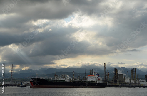 Industriehafen von Milazzo, Sizilien © Fotolyse