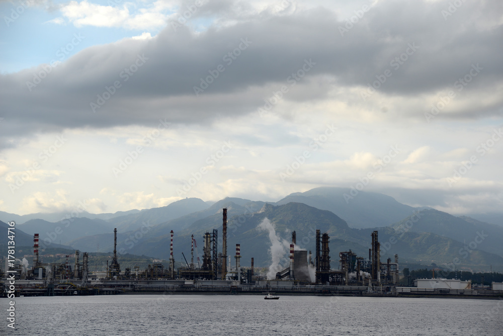 Industriehafen von Milazzo, Sizilien Industriehafen von Milazzo, Sizilien