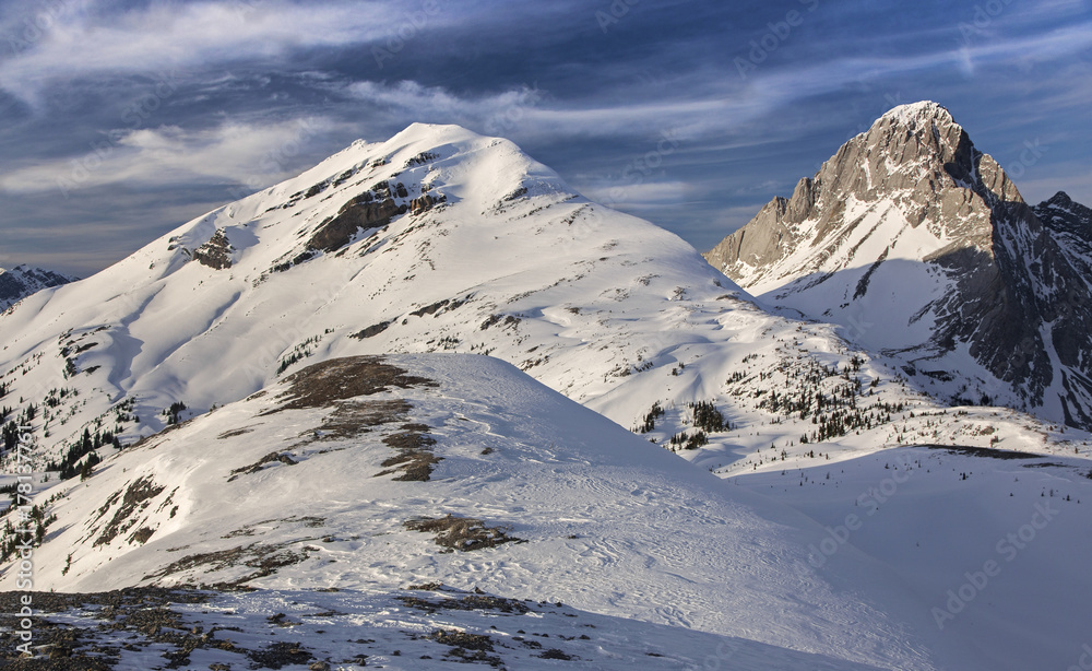 Obraz premium Snowy Winter Mountain Landscape on great snowshoeing trail above Burstall Pass in Kananaskis Country near Banff National Park in Canadian Rockies