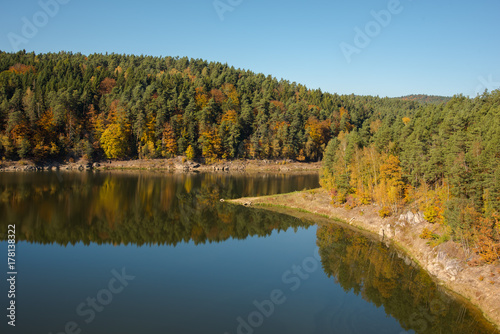 Sonniger Herbsttag am Stausee