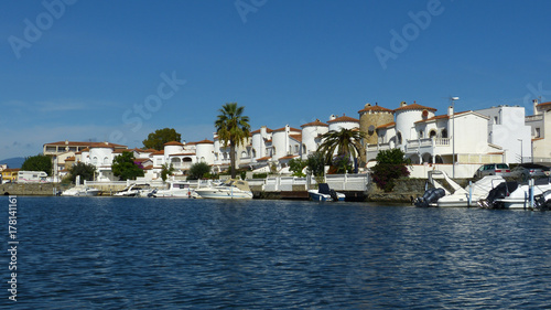 Villen am Kanal in der Marinasiedlung Empuriabrava