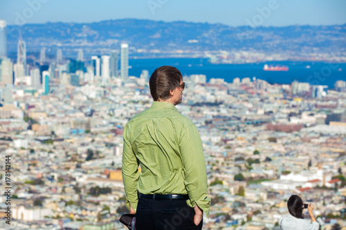 Photography Caucasian man viewing San Francisco from top of Twin Peaks