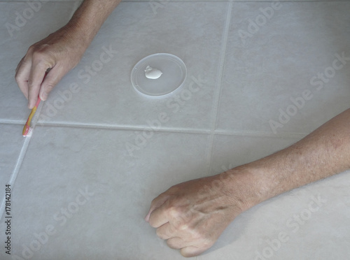 Tablou pe pânză Painting and Sealing Tile Grout Lines