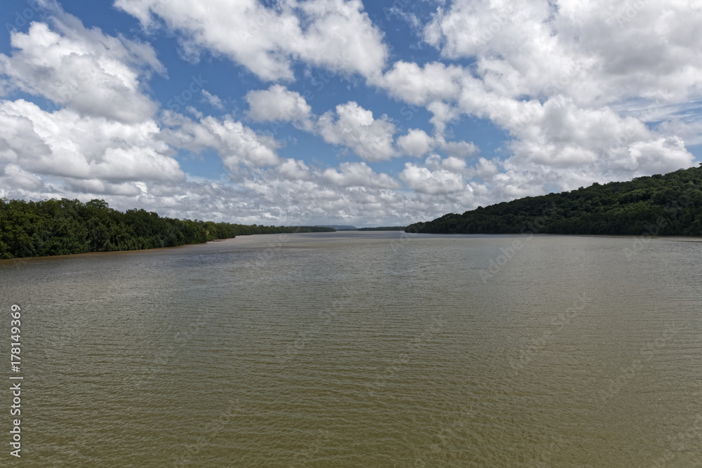 En aval du fleuve Mahury à Roura avant d'arriver à son estuaire et l'océan Atlantique, Guyane française