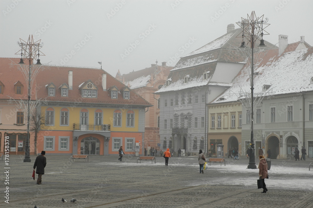L'hiver, par grand froid et dans le brouillard, place principale de la ville de Sibiu, Transylvanie, Roumanie