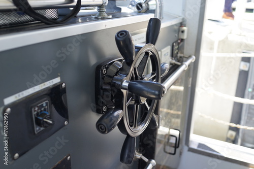 操舵室　舵取り　船　船室　操舵装置　ステアリングホイール　舵輪 photo