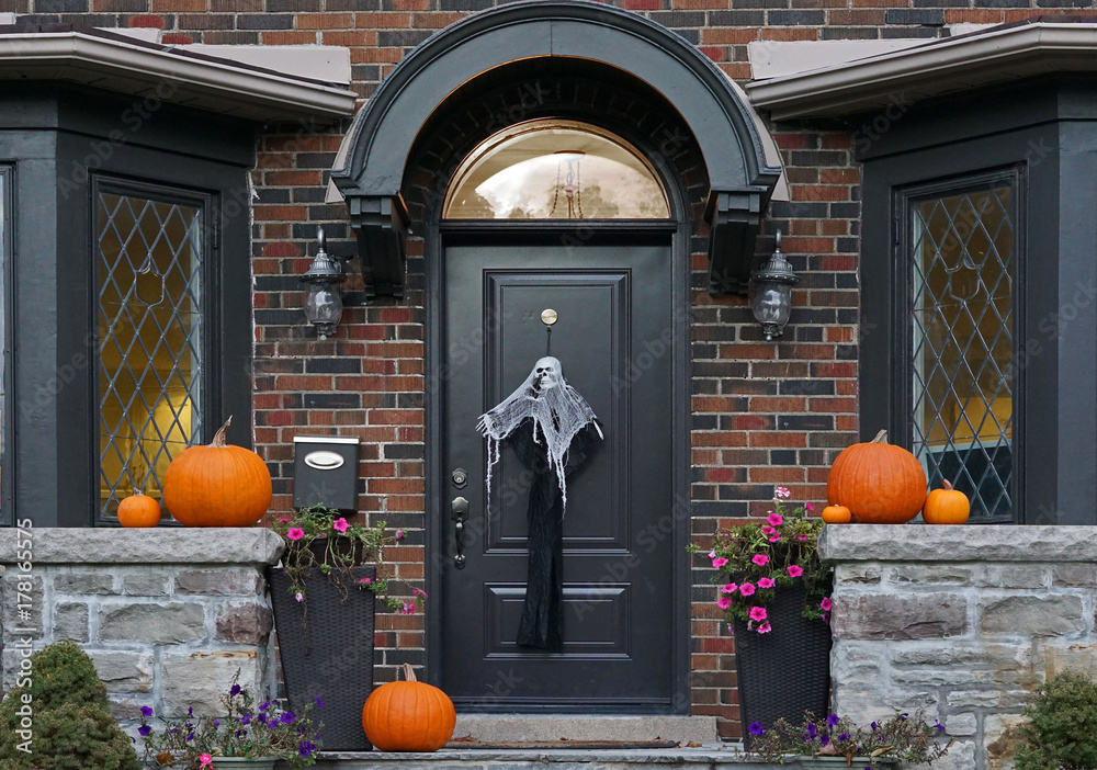 Obraz premium front door of house with Halloween decorations