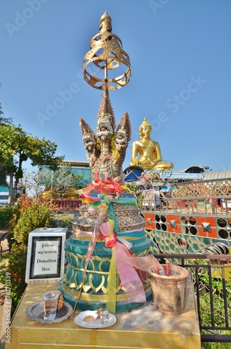 Будда на фоне змея наги в храме Phra Chiang Saen Si Phaendin