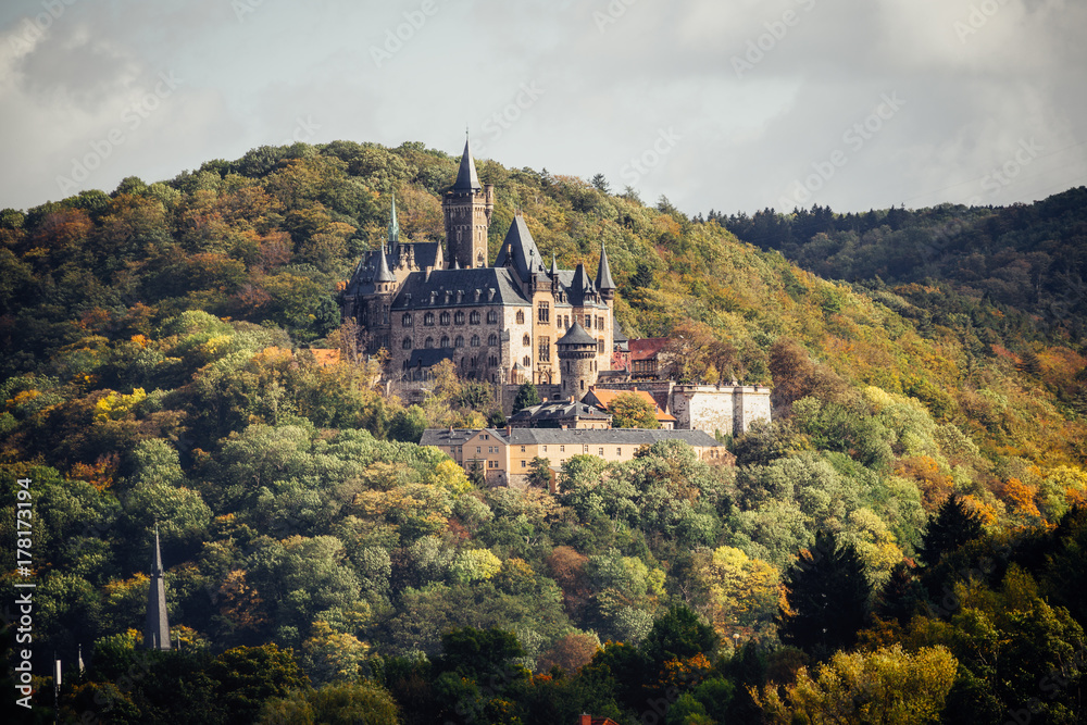 Das Schloss Wernigerode präsentiert sich zur Herbstzeit mit Laubfärbung