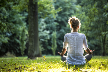 Fototapete Yogaschule Frau meditiert und praktiziert Yoga im Wald  © Marcin