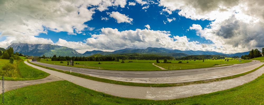 Obraz premium Mountain landscape with dramatic sky and green forest