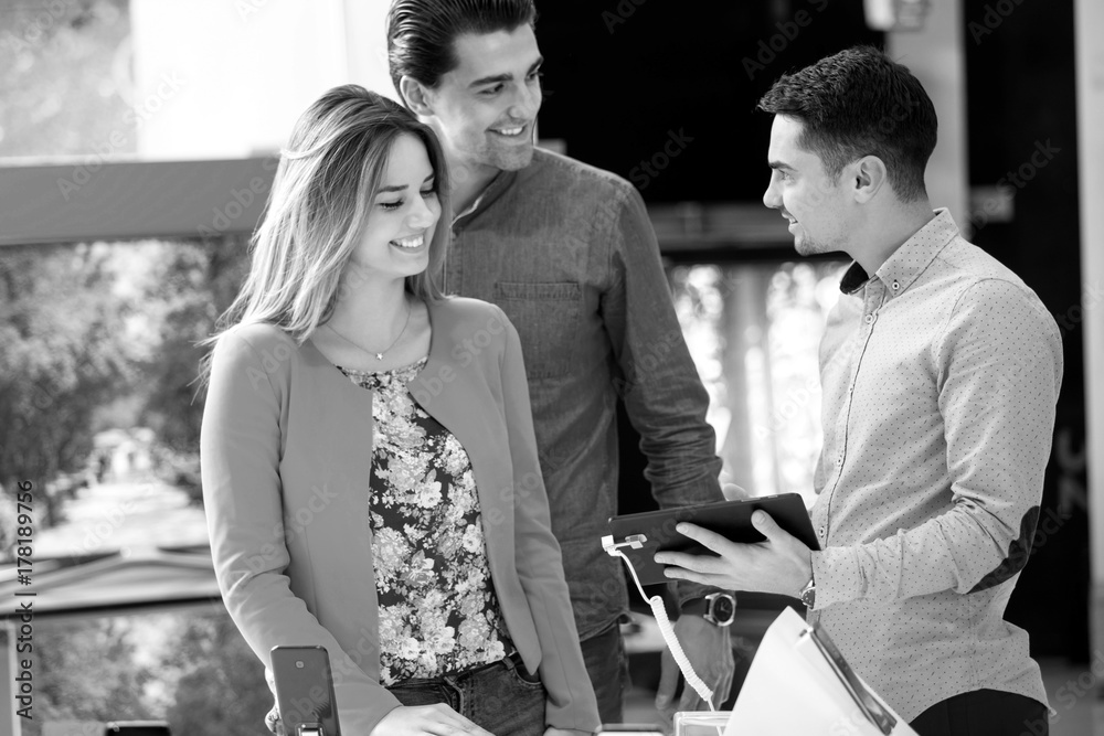 Obraz premium young people buying latest tablet