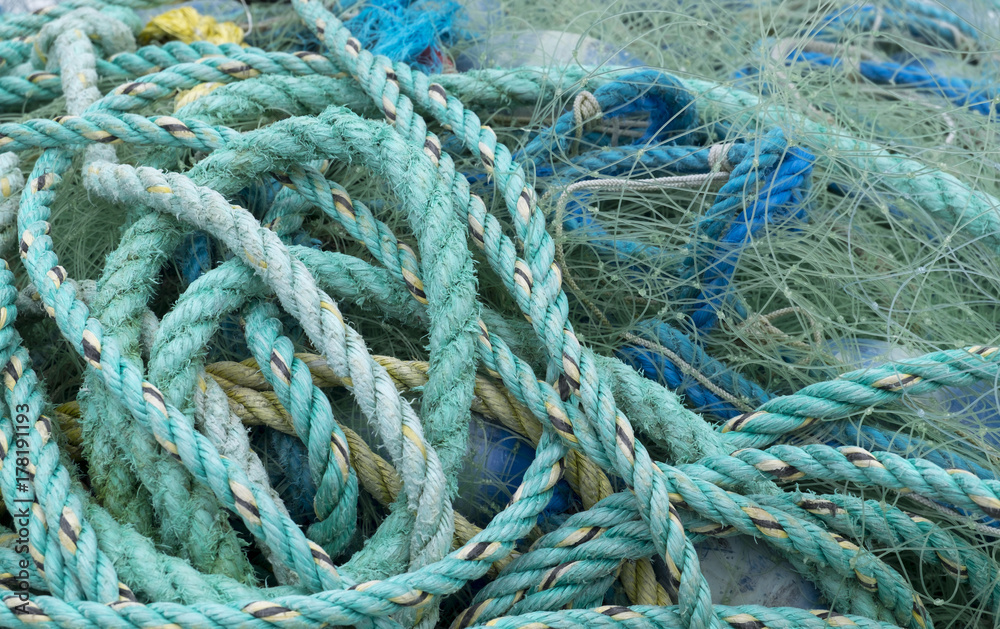 Fischernetze und Schiffstaue