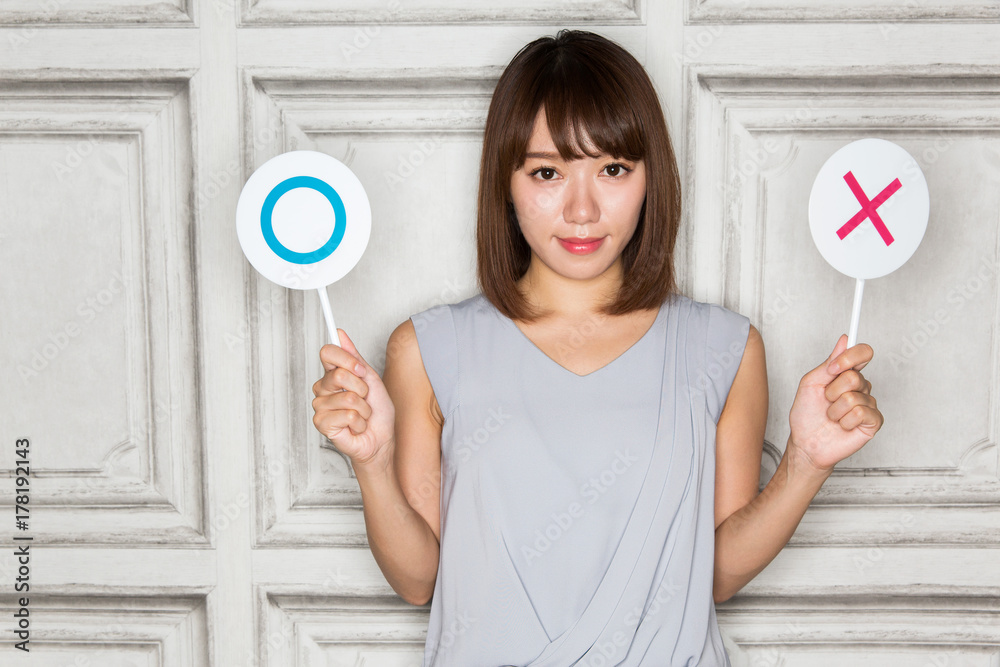 ジャッジする女性 ジャッジする女性