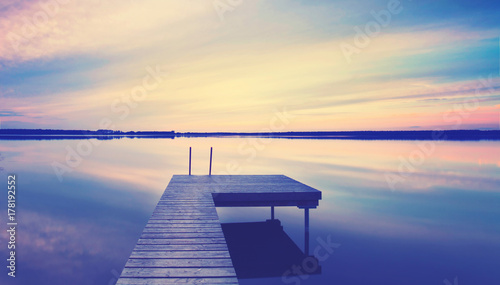 samotne molo nad jeziorem