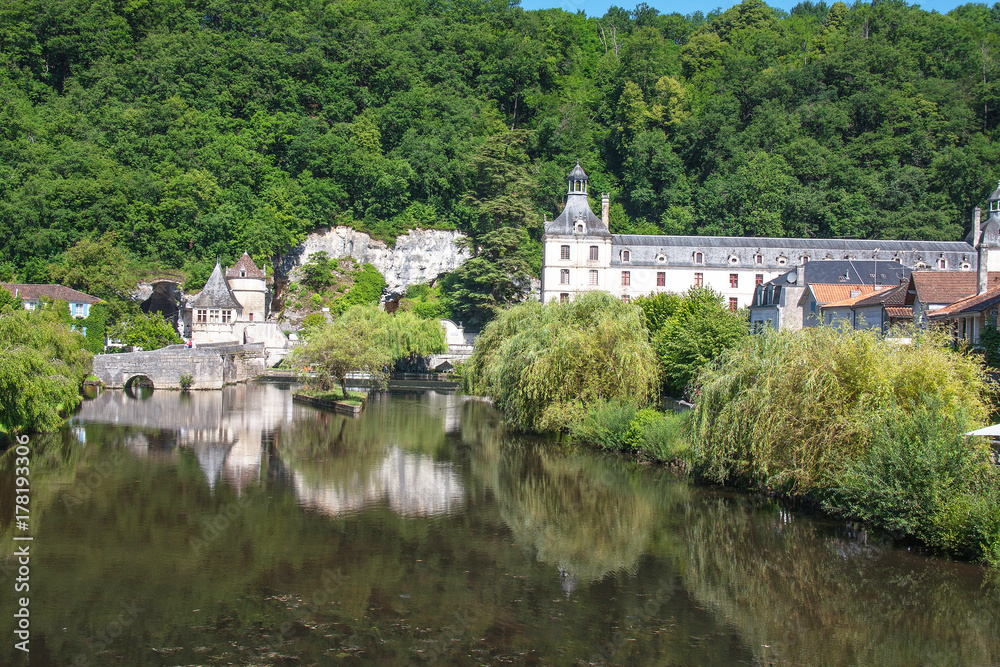 Brantôme. L'abbaye, le pavillon renaissance et le pont coudé. Dordogne. Nouvelle Aquitaine