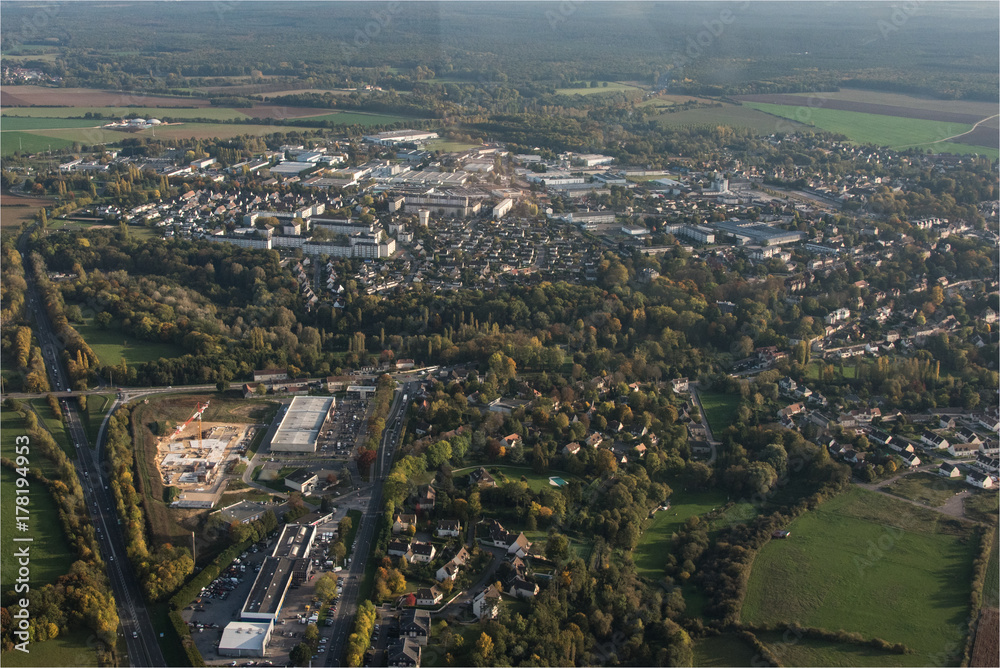 Vue aérienne de la ville de Senlis, lieu chargé d'histoire dans l'Oise en France