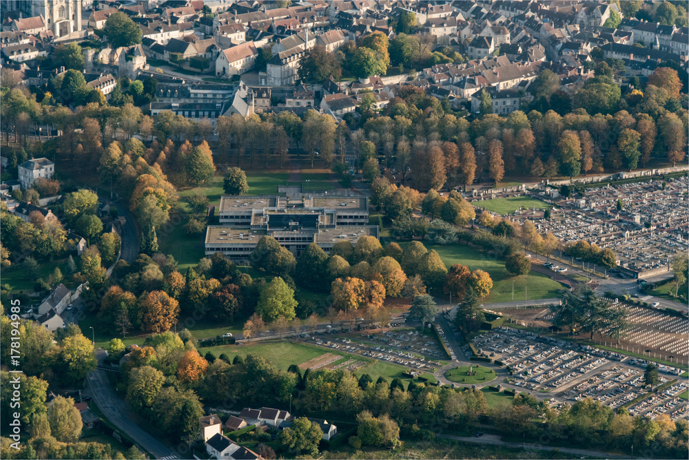 Vue aérienne de la ville de Senlis, lieu chargé d'histoire dans l'Oise en France