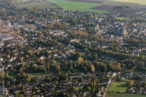 Vue aérienne de la ville de Senlis, lieu chargé d'histoire dans l'Oise en France photo