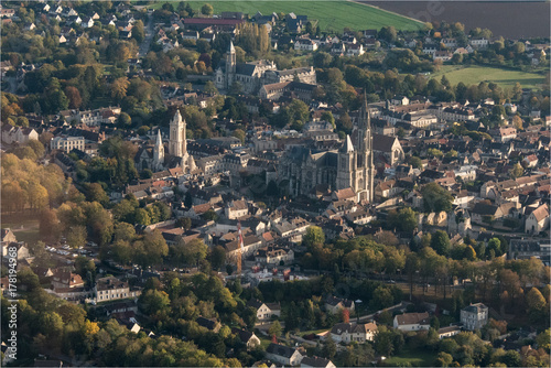 Vue aérienne de la ville de Senlis, lieu chargé d'histoire dans l'Oise en France photo