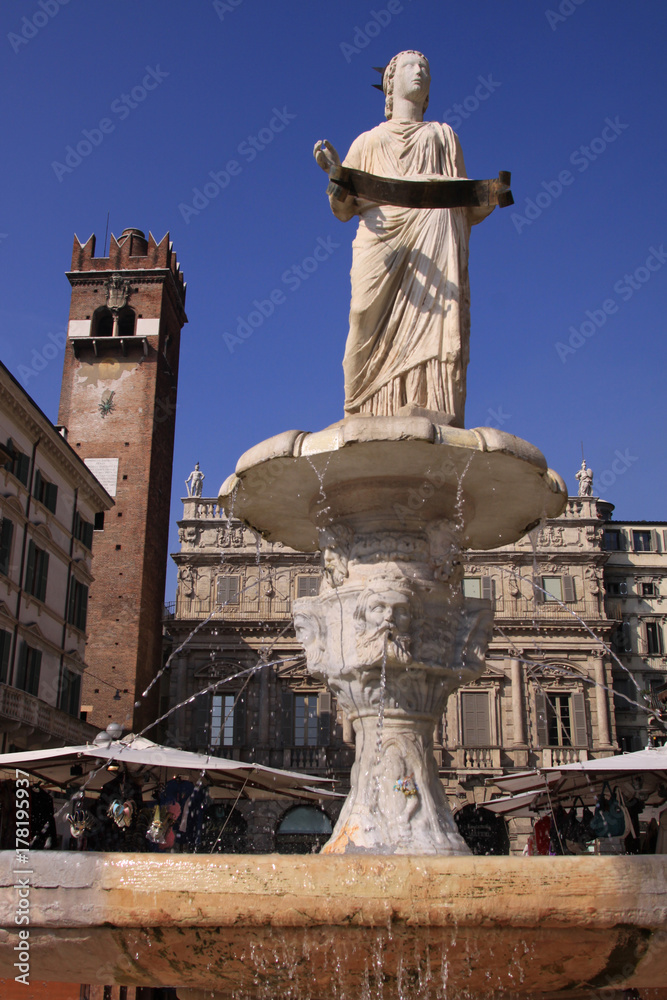 Verona, fontana con statua della Madonna Verona in piazza Erbe