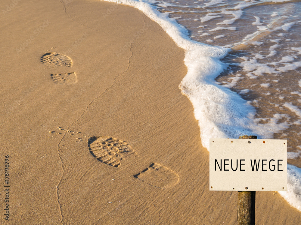 Schild mit Fußabdruck Neue Wege Stock-Foto | Adobe Stock