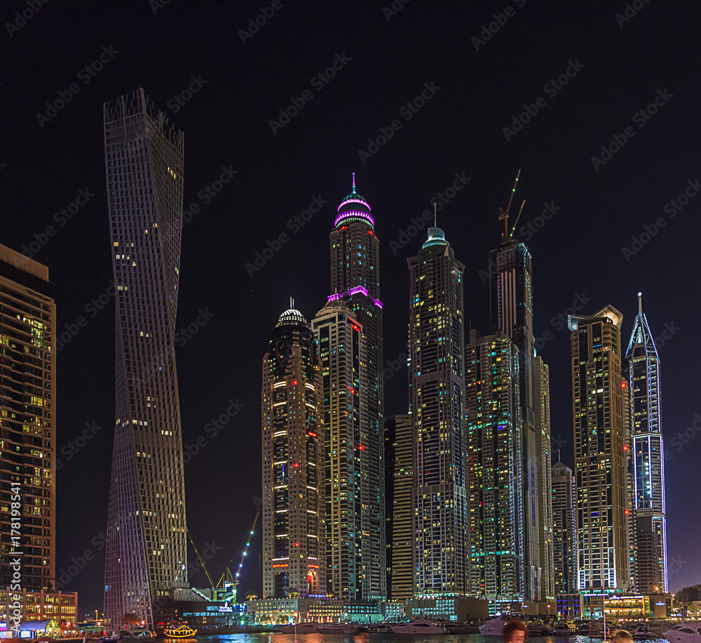 Nachtaufnahme vom Kanal in Dubai im Stadtteil Marina mit beleuchteten Wolkenkratzern und Hochhäusern mit besonderer Architektur im November 2013