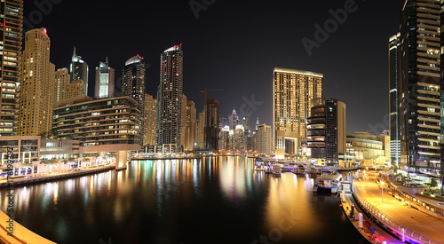 Panoramaaufnahme in Dubai von der Skyline im Stadtteil Marina in der Nacht mit Wasserspiegelung im November 2013 © Aquarius