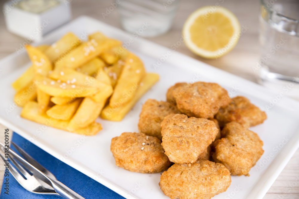 Fischnuggets in Backteig mit Steakhouse Pommes Fischnuggets in Backteig mit Steakhouse Pommes