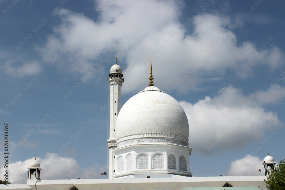 Obraz premium Mosque with cloud