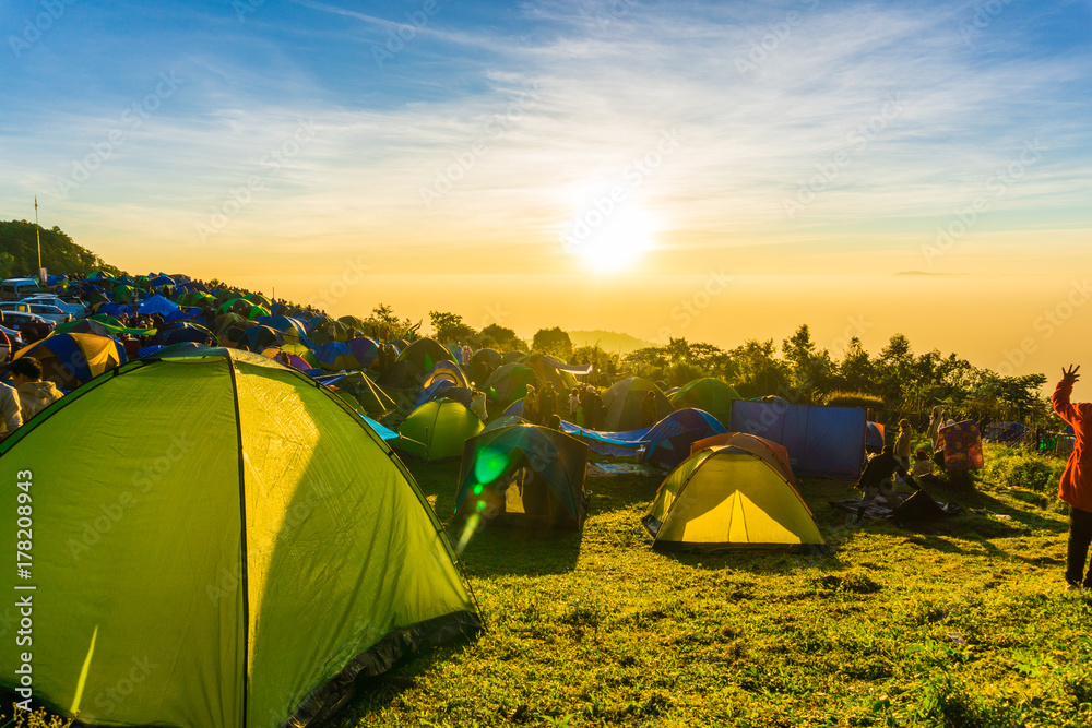 Obraz premium Campingowy namiot na wzgórze wschodu słońca czasu kolorowym niebie