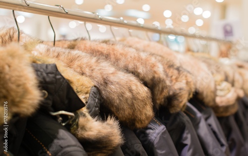 Winterjacke im Winterschlussverkauf auf einem Kleiderständer