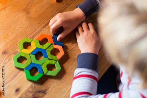 Junge spielt mit Bauklötzen