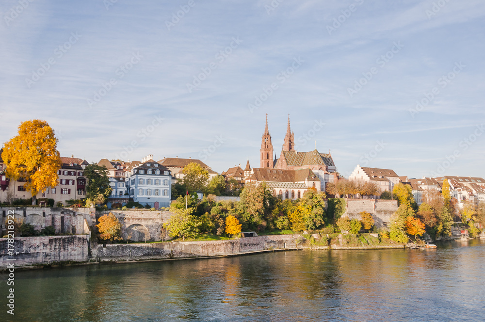 Fototapeta premium Basel, Stadt, Altstadt, Rhein, Rheinufer, Altstadthäuser, Münster, Kirche, Pfalz, Fähre, Grossbasel, Herbst, Herbstfarben, Basel-Stadt, Schweiz