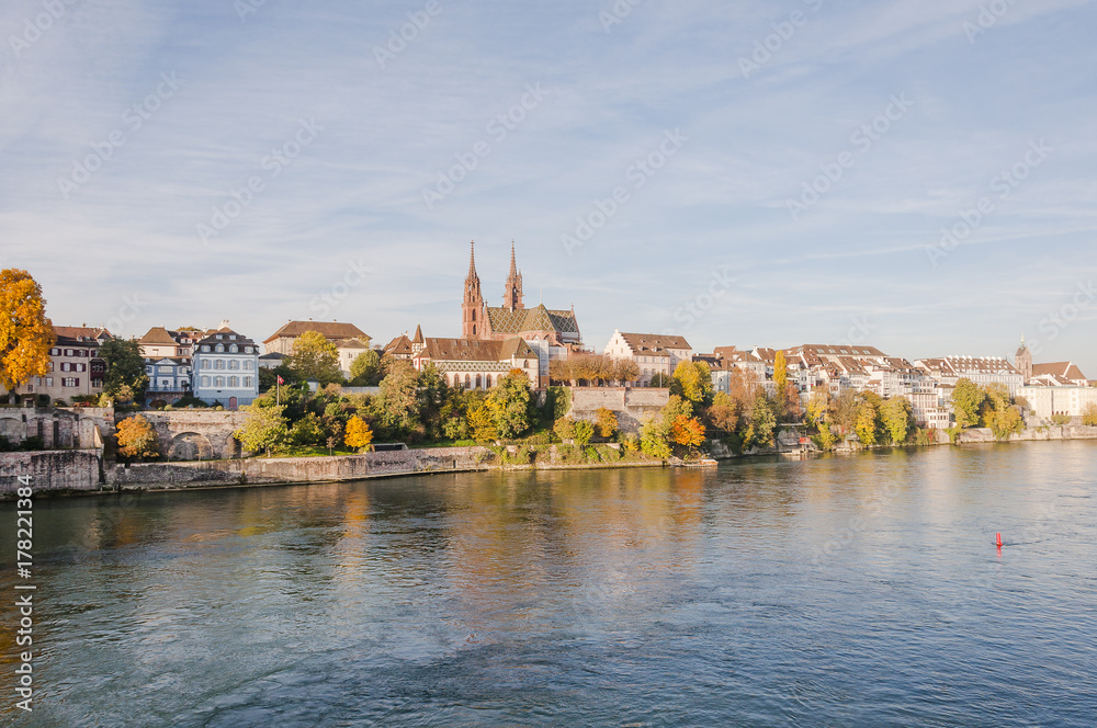 Naklejka premium Basel, Basel-Stadt, Altstadt, Stadt, Rhein, Rheinufer, Altstadthäuser, Münster, Pfalz, Fähre, Herbst, Herbstspaziergang, Grossbasel, Schweiz