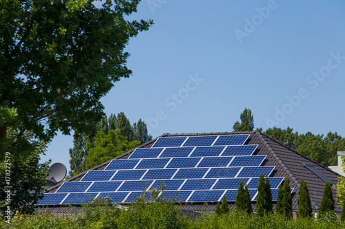 Wallpaper Mural Solaranlage mit Solarzellen auf dem Dach eines Hauses Torontodigital.ca