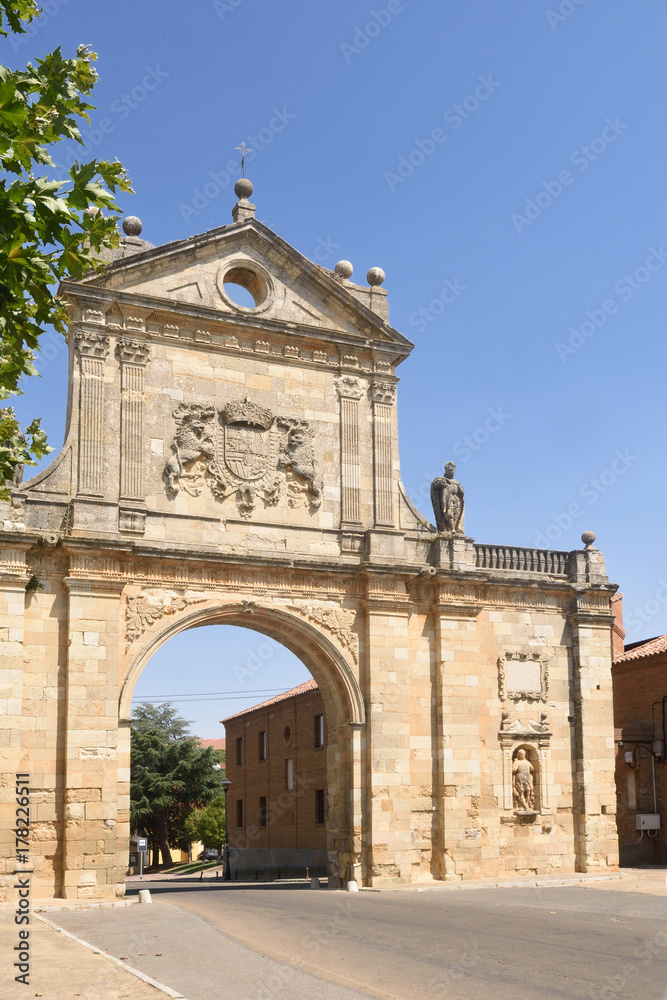 Fototapeta premium Arch of San Benito, Sahagun, Spain