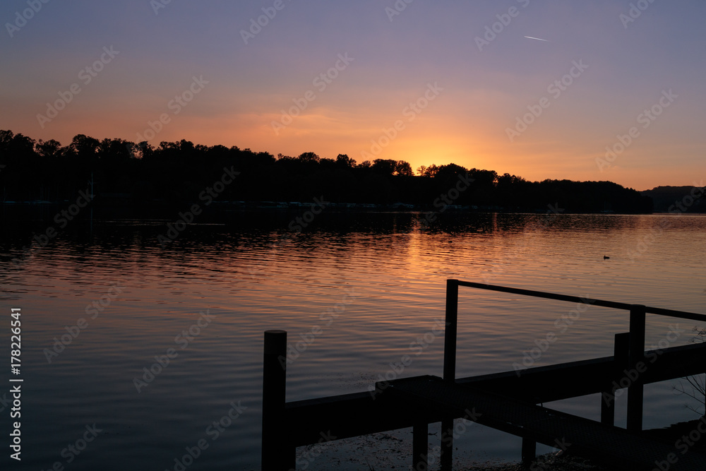 Steg am See bei Sonnenuntergang