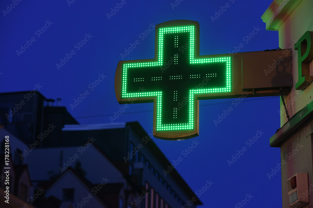 Pharmacie officine medicament ordonnance soins sante garde nuit soir