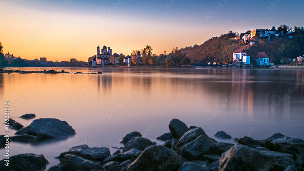 Naklejka premium Fantastischer Sonnenuntergang über Passau die Dreiflüssestadt